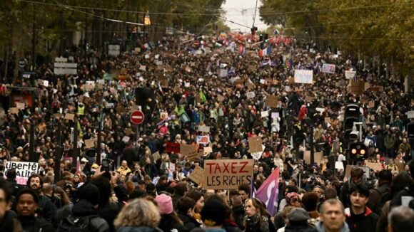 Hundreds of thousands protest in France in second weekend of mass demonstrations
